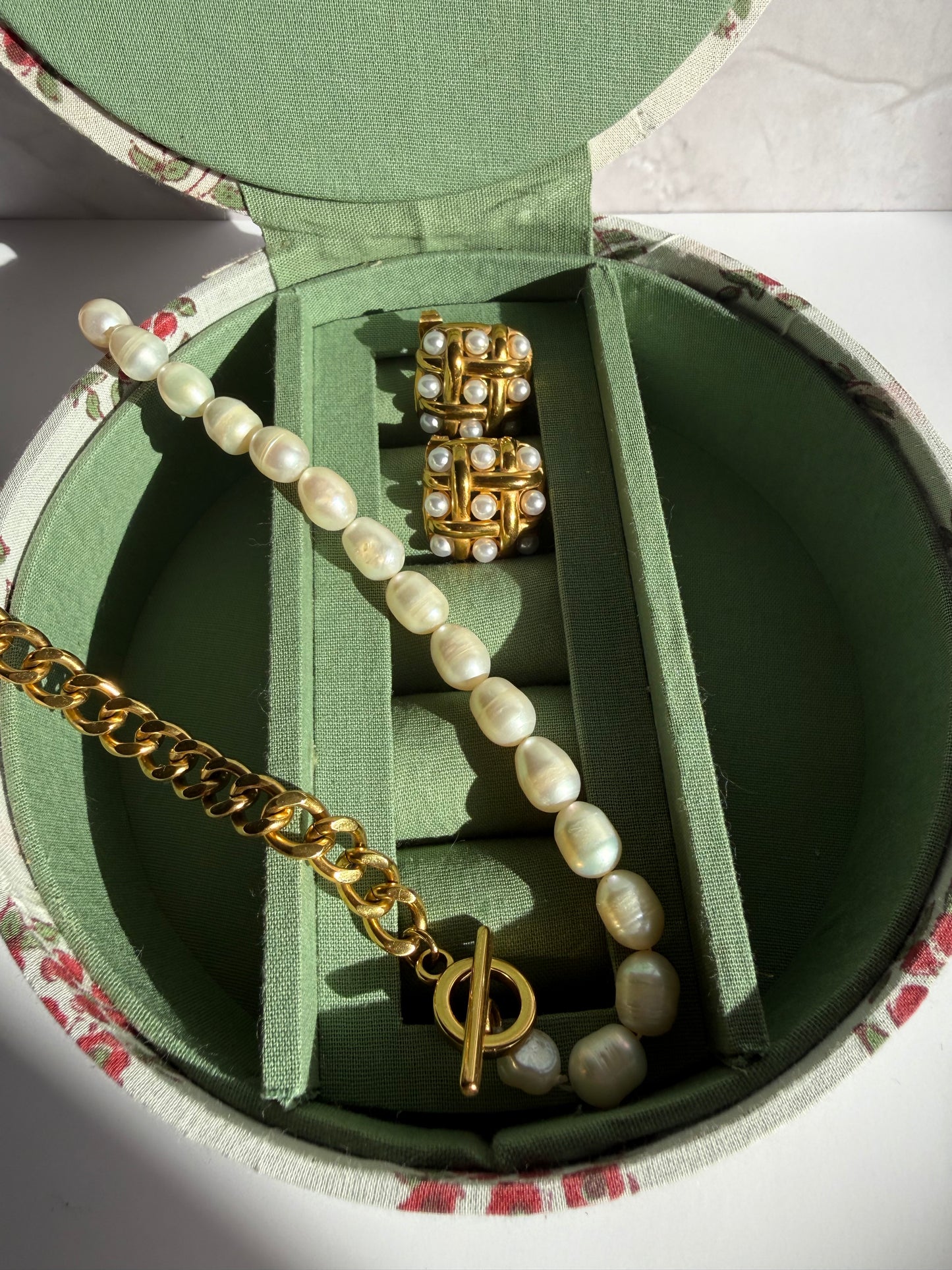 The Lavish Pearl Link Set