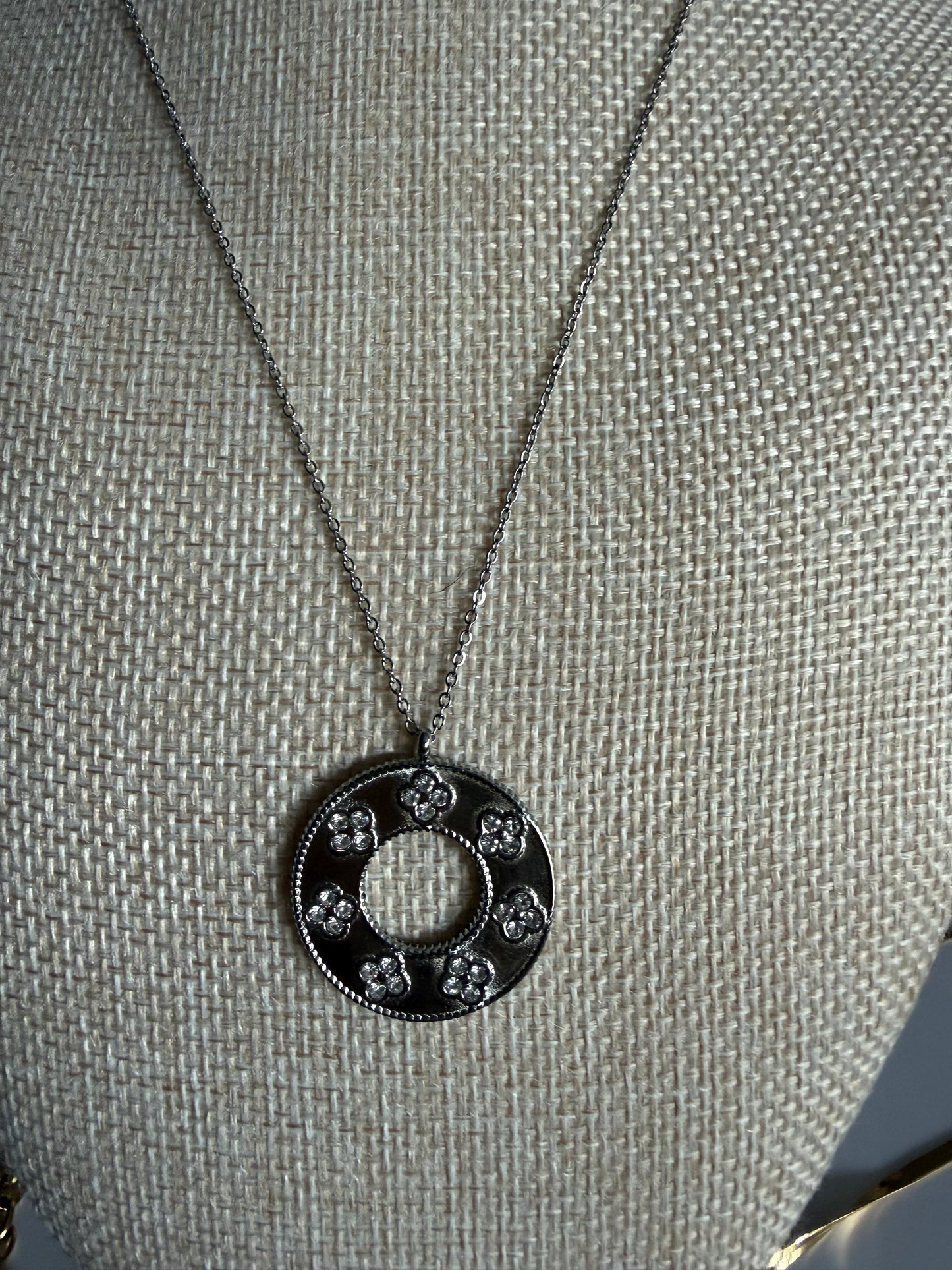 Holiday Wreath Necklace Silver