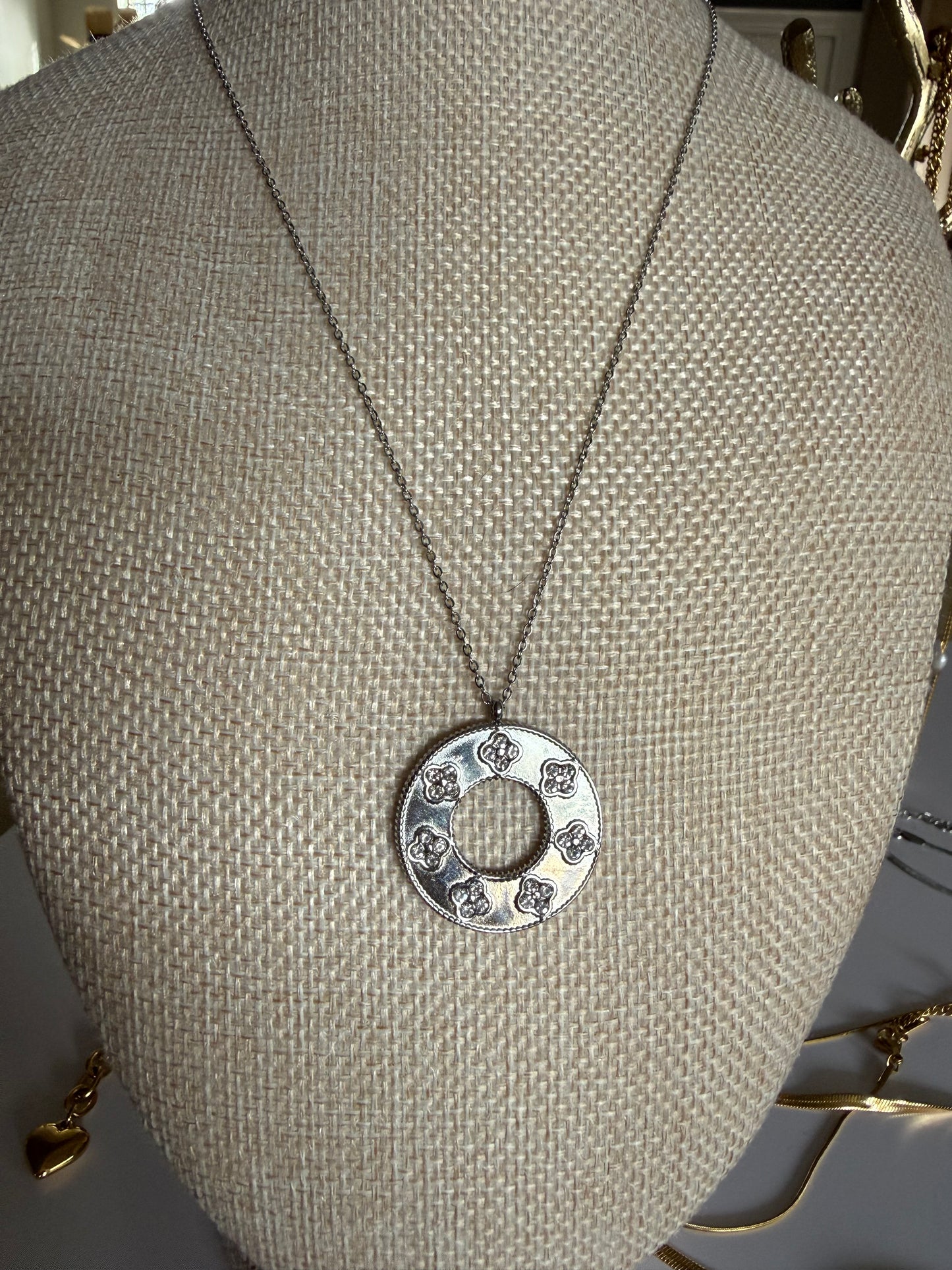 Holiday Wreath Necklace Silver