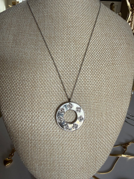 Holiday Wreath Necklace Silver