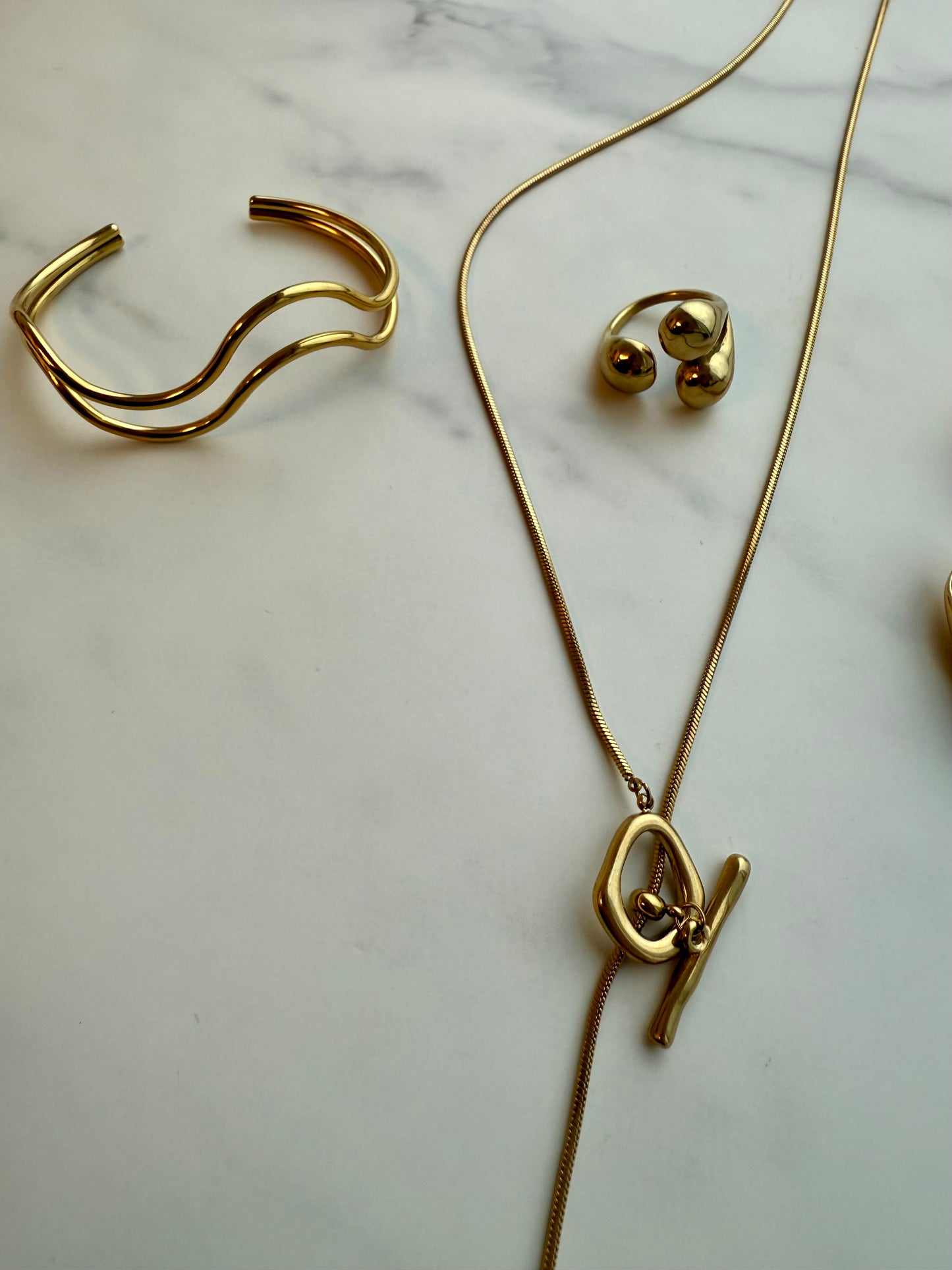 The Gold Hanging Necklace